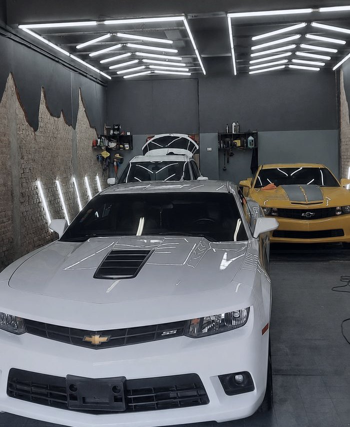 Chevrolet Camaro sob a matriz de LED na garagem do Clube Drive